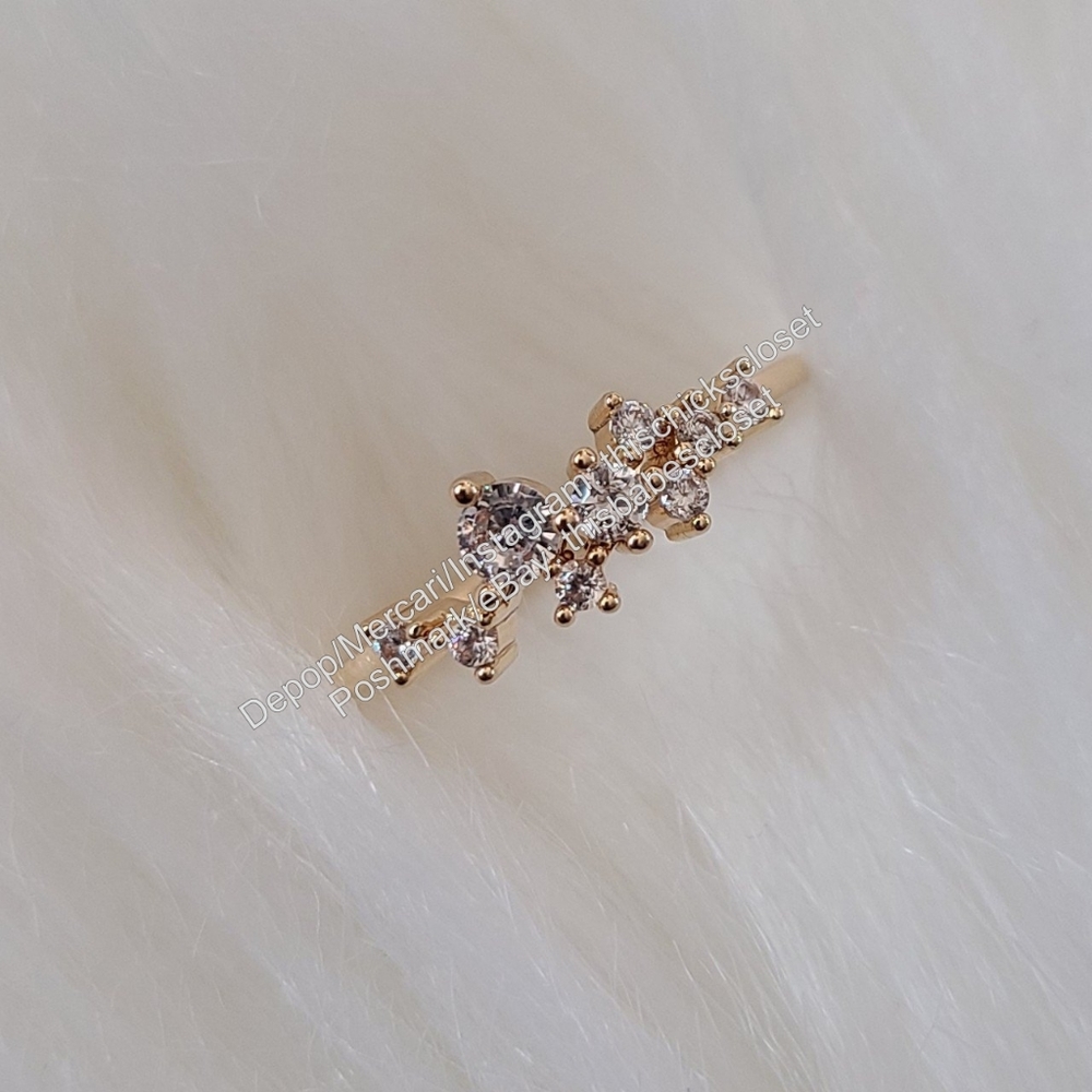 ❤️NEW Dainty Goldtone Staggered Gemstones Rhinestones Bling Ring, 6
